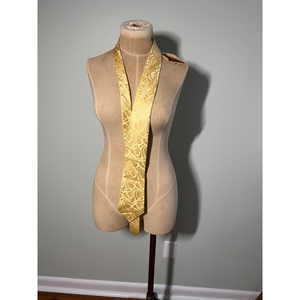 BCBG Attitude Mens Gold Jacquard Scroll Paisley Silk Blend Necktie Formal Tie